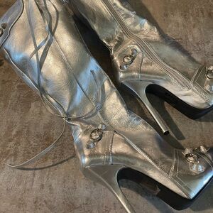 Matallic silver boots 😍😍😍